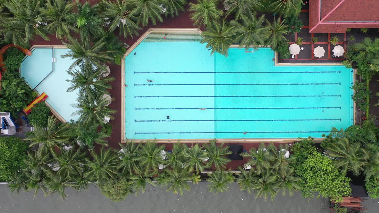 열대 리조트 수영장 의 공중 사진