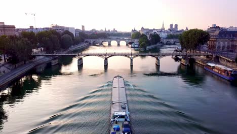 Buque-De-Carga-Flotando-En-El-Tranquilo-Río-Sena-Por-La-Mañana-Y-Dirigiéndose-A-Pont-Des-Arts