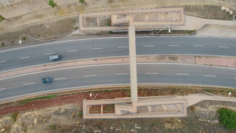 Gehende-Fußgängerbrücke-über-Stark-Befahrene-Fahrbahn-Mit-Darunter-Fahrenden-Autos