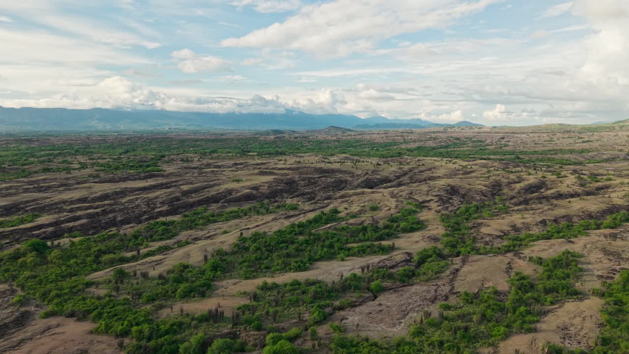 Riprese aeree che volano lentamente sopra il deserto di Tatacoa, una foresta tropicale secca a Huila, Colombia.