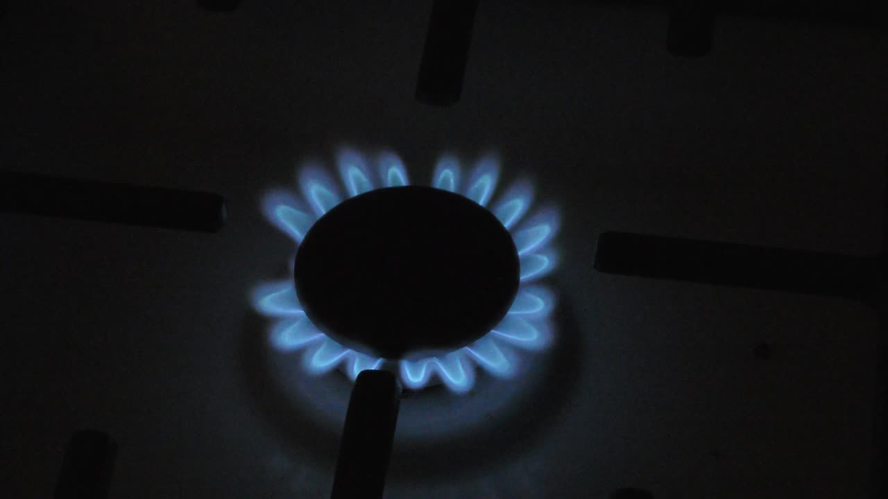 스토브에 있는 가스 버너는 어 속에서 불타요.