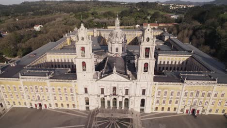 Primer-Plano-Aéreo-Del-Palacio-Real,-Paisaje-De-Fondo