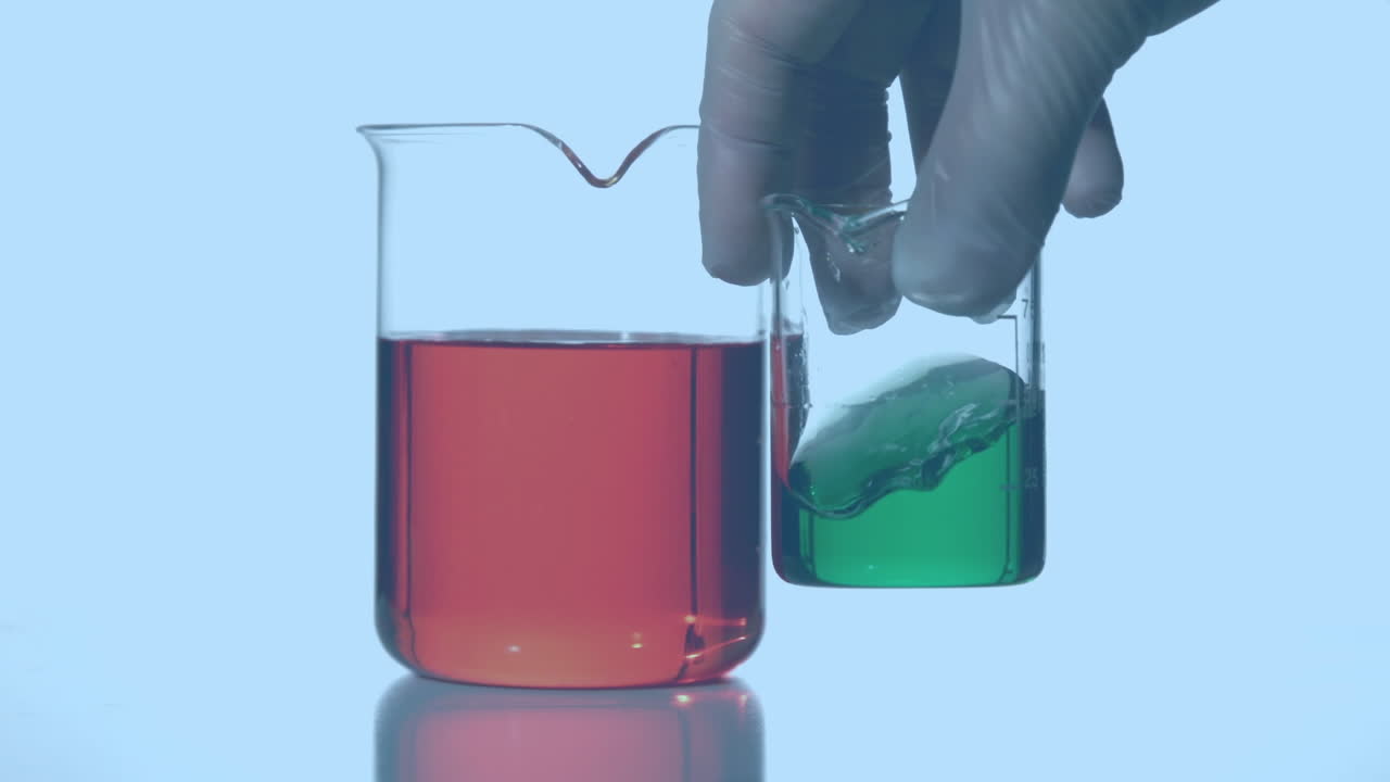 animación de puntos rojos flotando sobre la mano en guantes de seguridad sacudiendo reactivos químicos