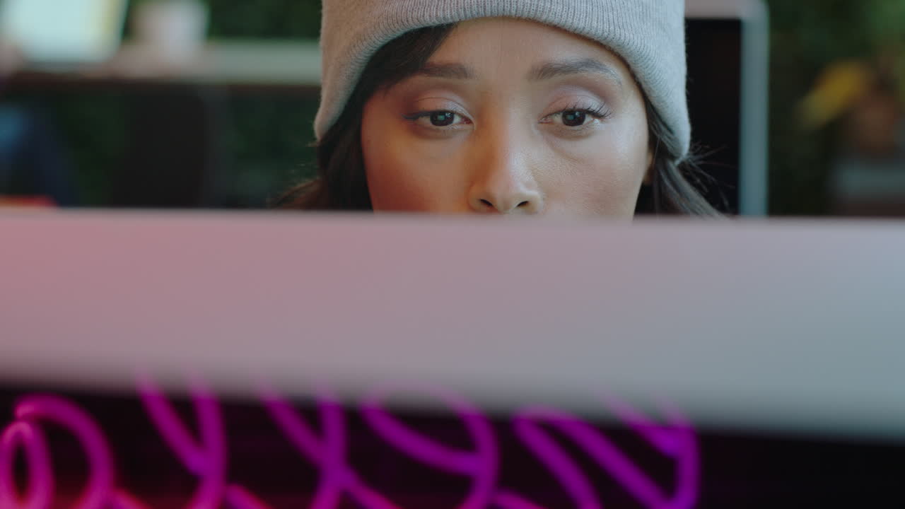 근접 사진 아름다운 아프리카계 미국인 사업가 여성 컴퓨터를 사용하여 온라인 브라우징 현대 사무실 인터넷 카페에서 소셜 미디어 메시지를 읽습니다.