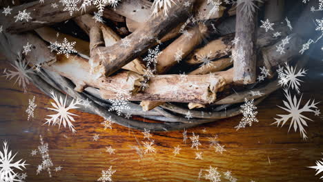 animación de la nieve cayendo sobre las decoraciones de navidad en la mesa