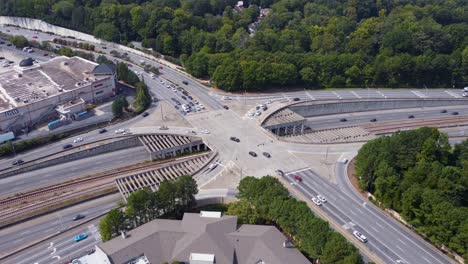 Drohnenaufnahme-Des-Georgia-400-Freeway,-Der-Sich-Mit-Der-Lenox-Road-Kreuzt