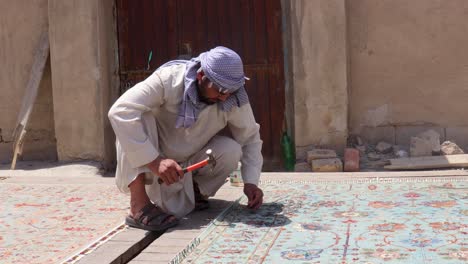 asegurando las alfombras con precisión para un ajuste ideal.