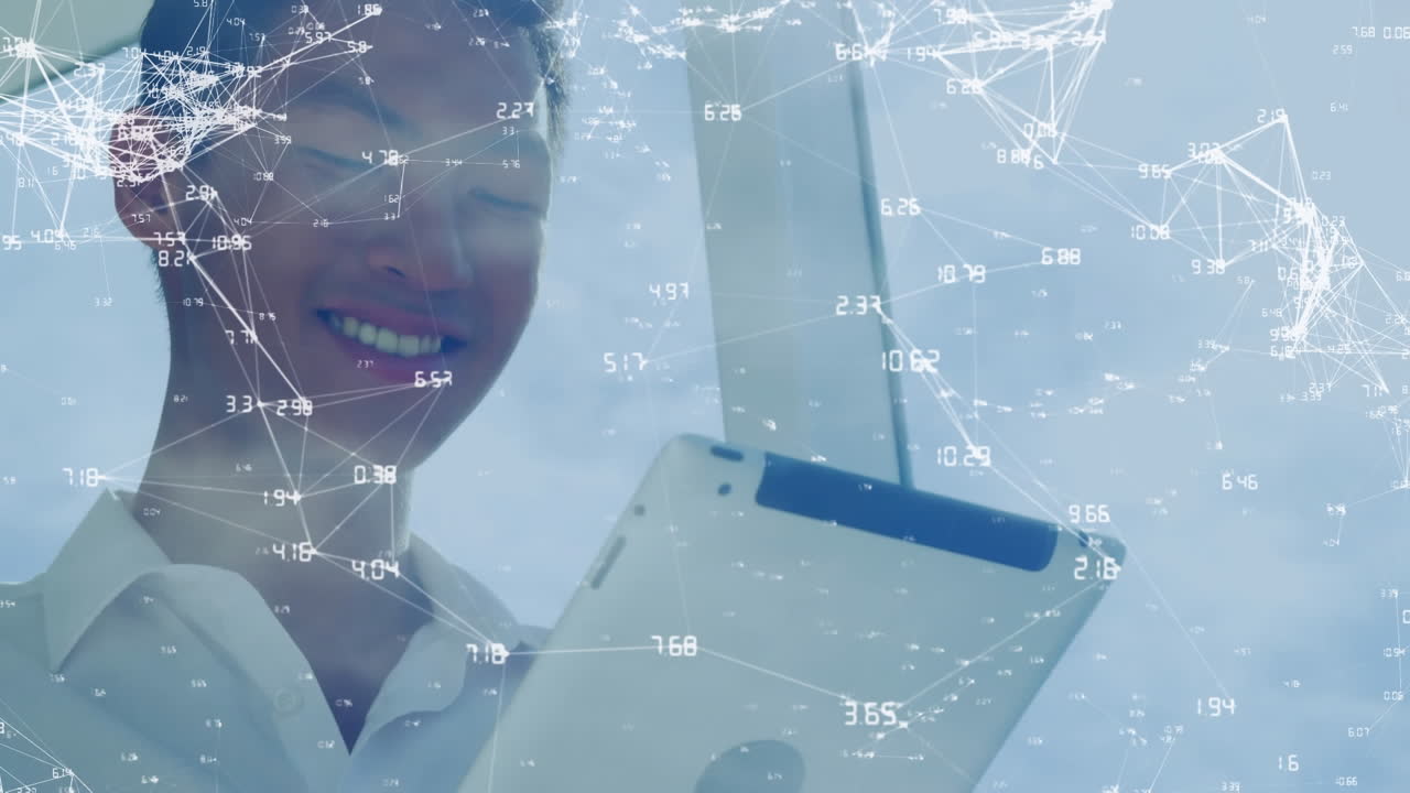 통신 네트워크와 데이터 처리의 애니메이션, 태블릿을 사용하는 미소 짓는 사업가