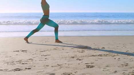 Frau-Macht-Yoga-Am-Strand-4k