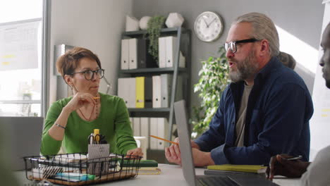 erfahrene kollegen diskutieren bei einem bürogespräch