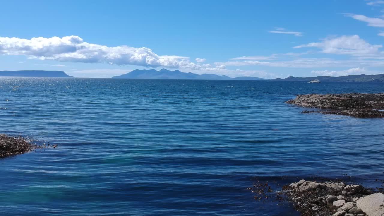 바위가 많은 바다 해안선의 푸쉬업 드론 샷