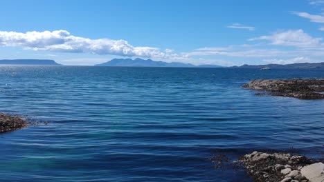 俯卧式无人机拍摄岩石海洋海岸线