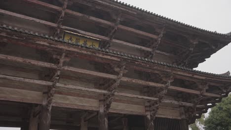 gran puerta oriental del templo, estructura de madera todaiji con mal tiempo, japón