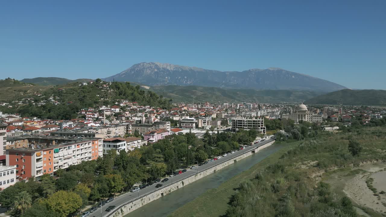 Ripresa aerea delle nuove zone della città di Berat di fronte a una catena montuosa.
