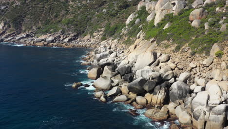 Küste,-Große-Felsen,-Ozean-Und-Landschaft-Mit-Niedriger-Vegetation,-Luftaufnahme