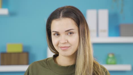 chica joven a la que le encanta su piel lisa y hermosa.