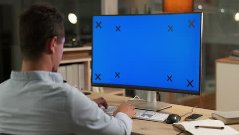 pantalla de maqueta, computadora y hombre en la oficina trabajando