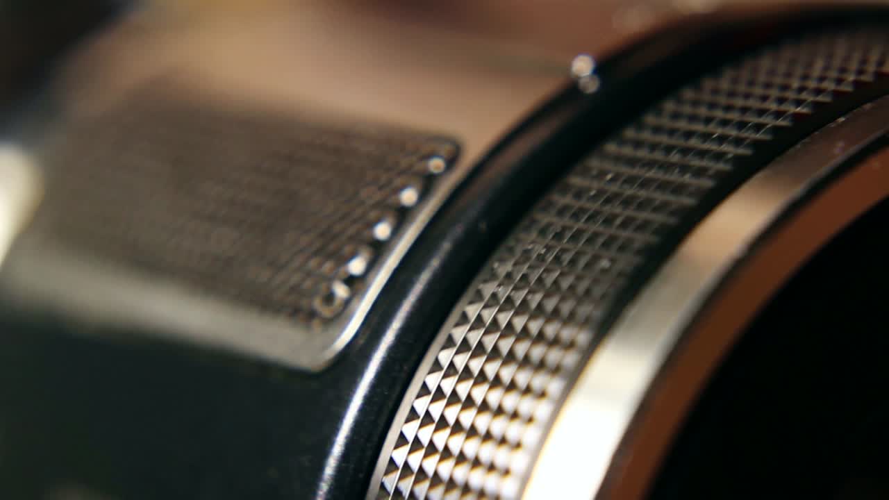 비디오 카메라 렌즈의 조정 링 이동