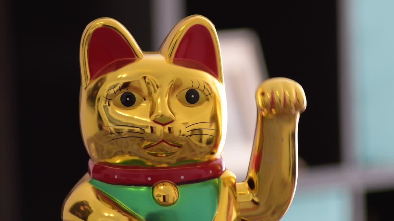 maneki neko moviendo el brazo, el gato de la suerte chino