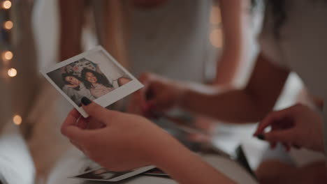 niñas adolescentes felices mirando fotos en casa divirtiéndose compartiendo recuerdos pasando el tiempo juntas