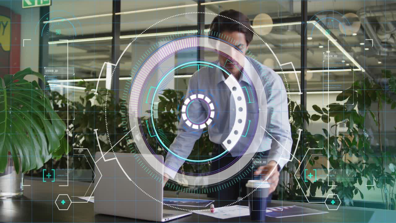 animación del procesamiento de datos financieros sobre un empresario caucásico que usa una computadora portátil en la oficina