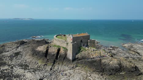 Schwenkdrohne,-Luftaufnahme-Des-National-Fort-Saint-Marlo,-Frankreich