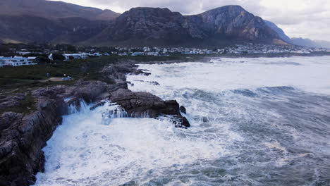 Die-Krachende-Welle-In-Den-Felsen-Plätschert-Eindrucksvoll-In-Der-Weißen-Wolke,-Hermanus