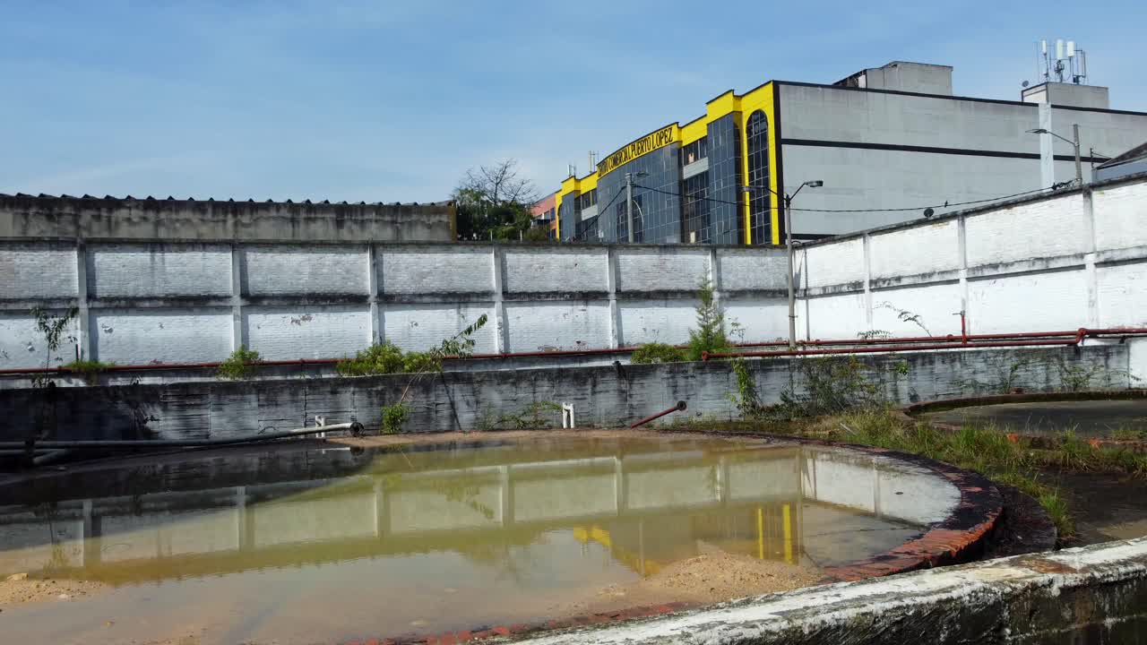 a medida que el dron se acerca, los detalles intrincados de la arquitectura de la fábrica aparecen a la vista.