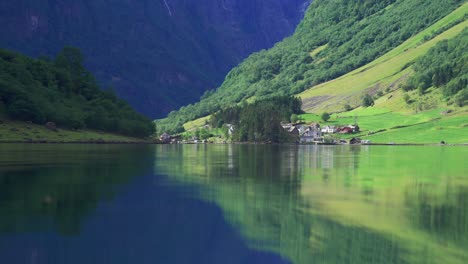 Una-Hermosa-Vista-Del-Camping-Dyrdal-Y-El-Pueblo-Bakka,-Noruega