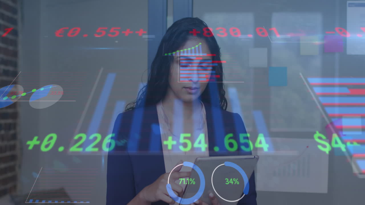 animación del procesamiento de datos financieros sobre una mujer de negocios que usa una tableta en la oficina
