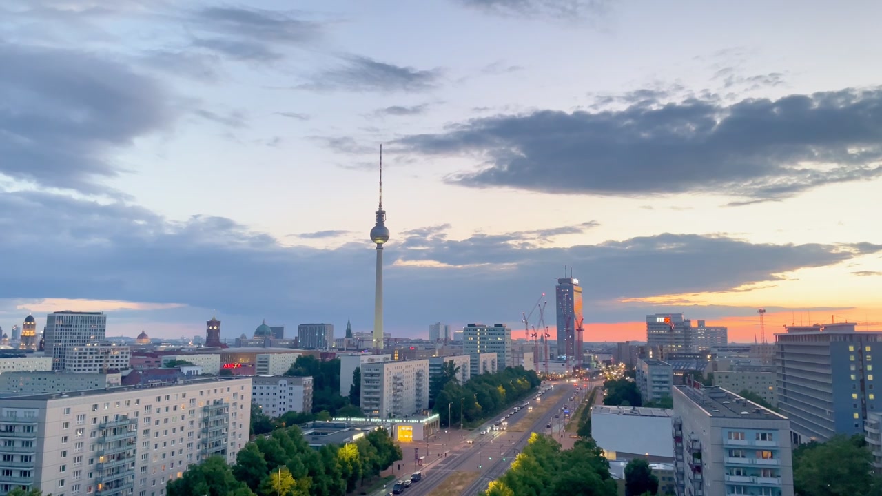 Berlins skyline med TV-tårnet og Alexanderplatz set fra Karl Marx Allee.