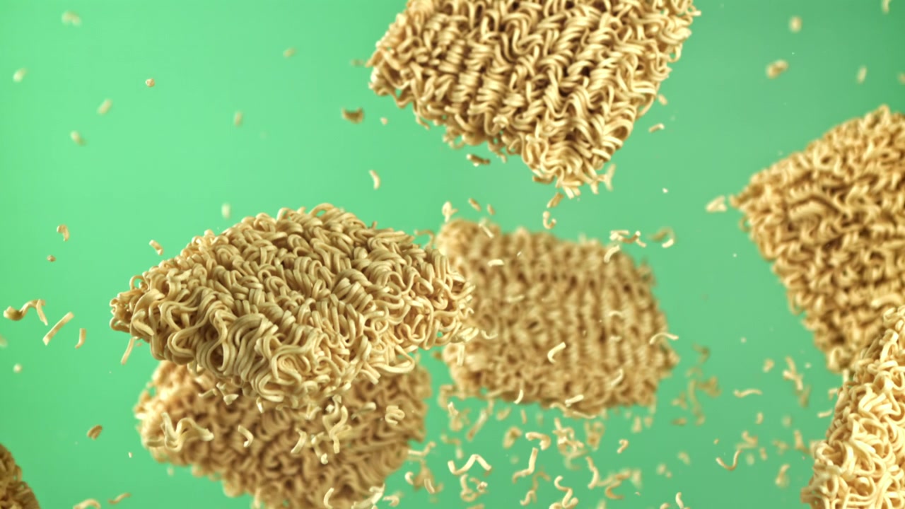 Noodles istantanei che cadono e rimbalzano al rallentatore