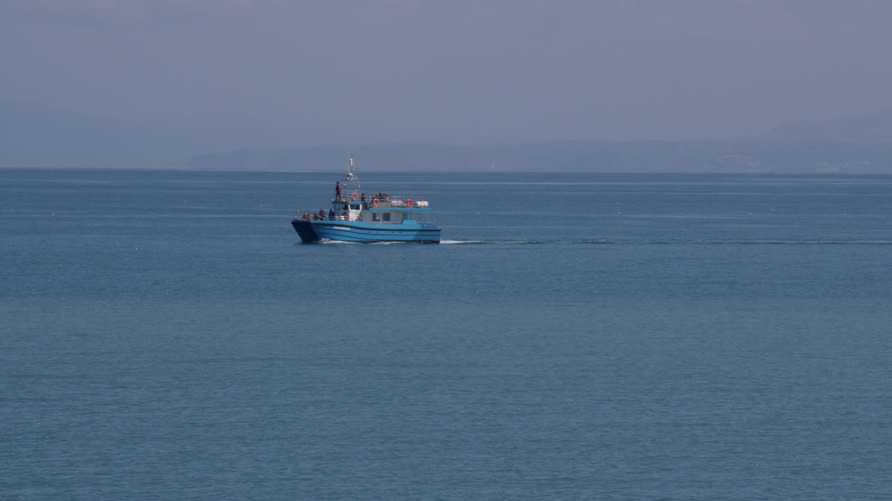 새로운 부두 항구를 떠나는 유람선과 배경에 있는 구명 보트의 롱 샷