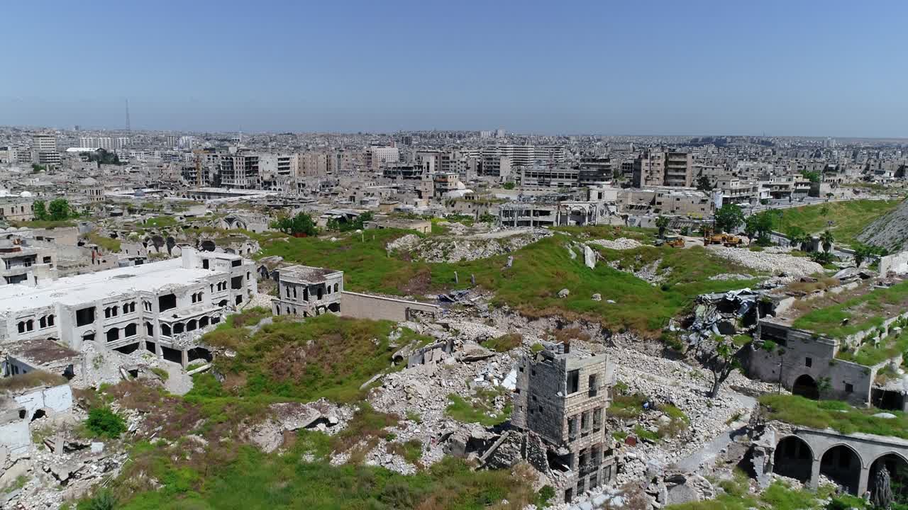 시리아의 알레포의 중심에 있는 고대 도시, 전쟁이 끝난 지 10년도 지나지 않아도 여전히 파괴된 건물들을 볼 수 있다.