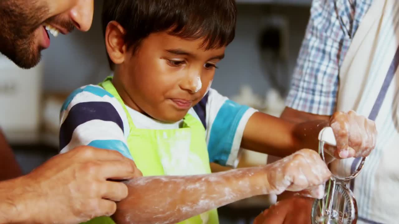 familia de varias generaciones preparando postre en la cocina