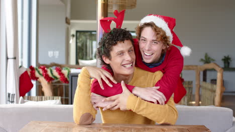 feliz pareja de hombres homosexuales diversos usando tener videoconferencia en casa en navidad, cámara lenta