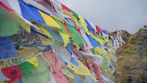 banderas de oración budista en las montañas de nepal, banderas de oración tibetanas coloridas en la niebla en los himalayas soplando en el viento en annapurna, colorido símbolo religioso del budismo en la naturaleza