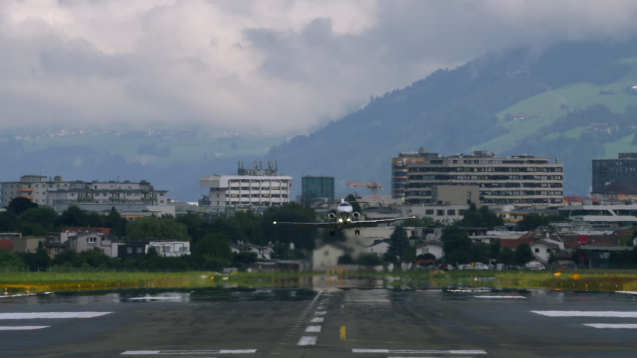 공항 활주로에서 이륙하는 비행기