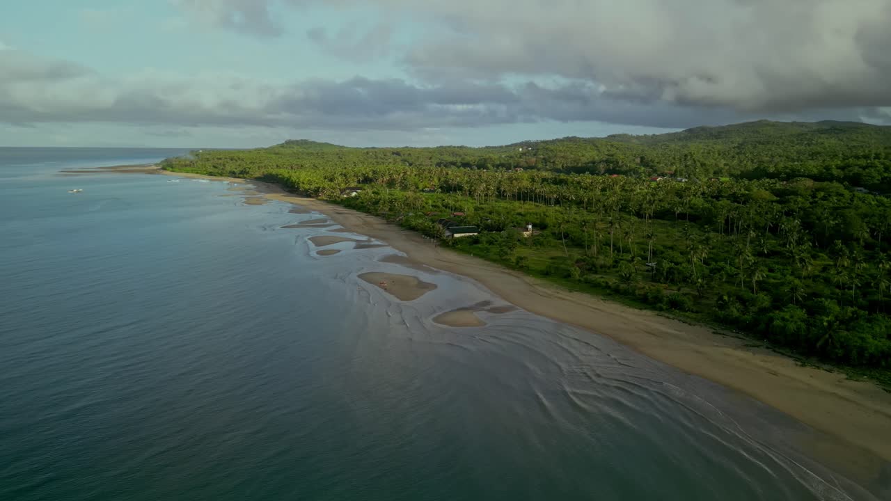 amplia panorámica aérea de playas y paisajes costeros verdes en filipinas