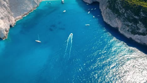 Antena-De-Barcos-Turísticos-Y-Yates-Navegando-En-Aguas-Cristalinas-Rodeadas-De-Altos-Acantilados