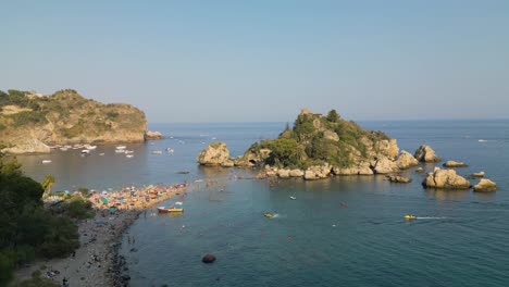 Estallido-Cinematográfico-Revela-La-Isla-Y-La-Playa-De-Isola-Bella-En-Taormina,-Sicilia,-Italia