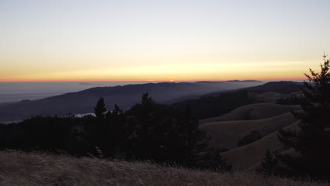 Die-Sonne-Taucht-Unter-Den-Horizont-Auf-Dem-Berg-Tamalpais-Mit-Hohem-Gras-Im-Vordergrund