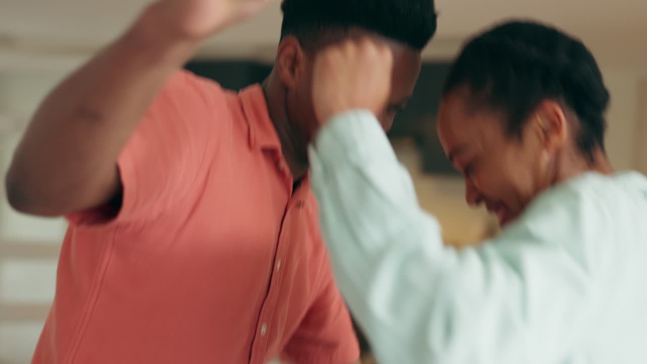 흑인 커플이 춤추고, 행복한 음악