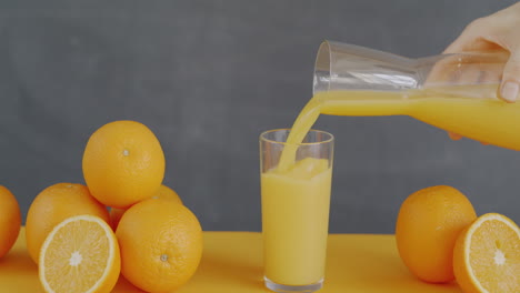 vertiendo jugo de naranja en un vaso
