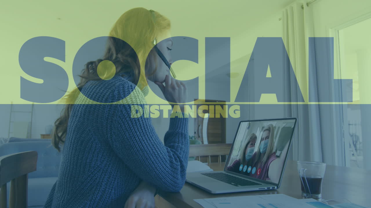 animación de texto de distanciamiento social sobre una mujer usando una computadora portátil en una videollamada