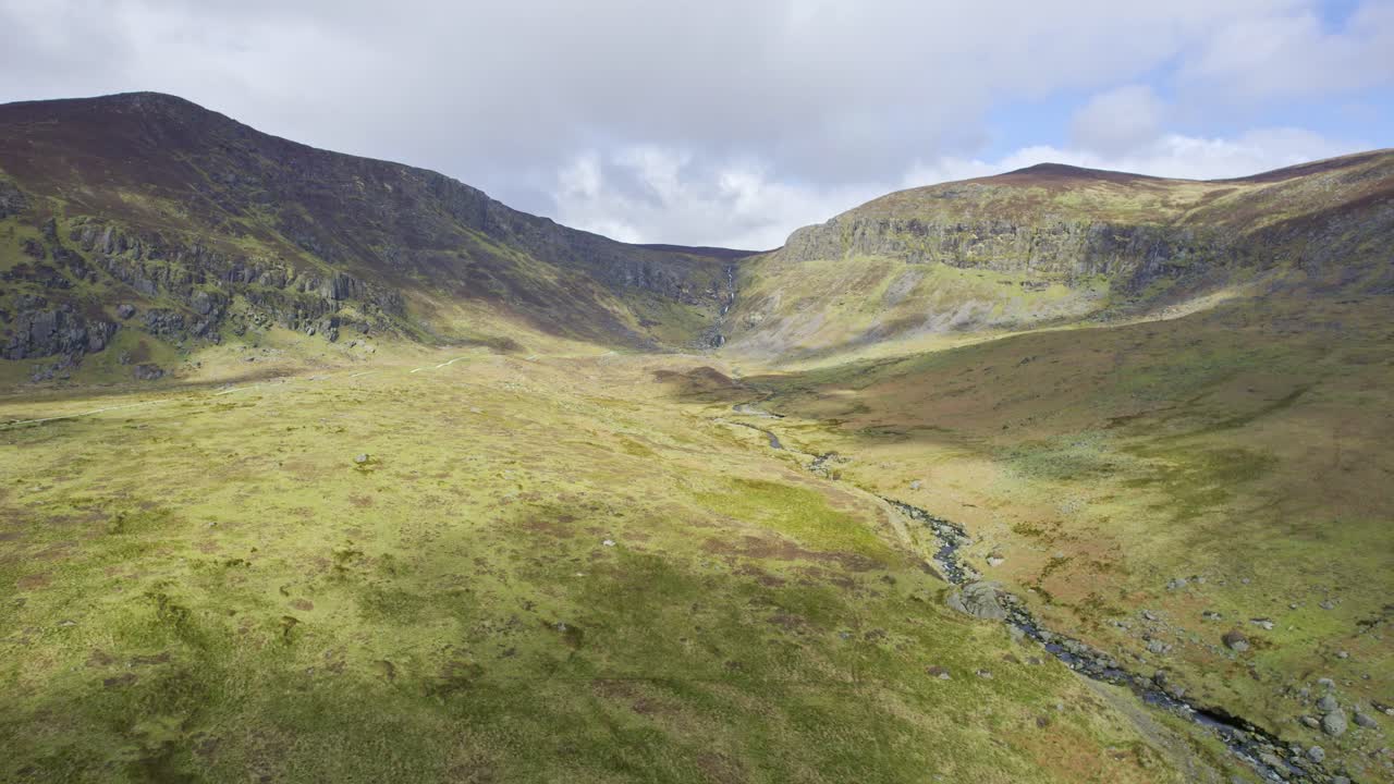 aerial mahon valley beauty spot in the comeragh mountains 워터포드 아일랜드 언덕의 아름다움