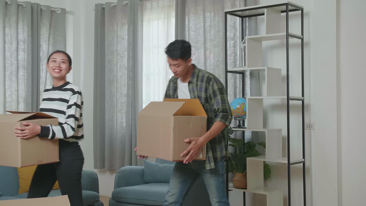 새로운 집으로 이사하는 부부