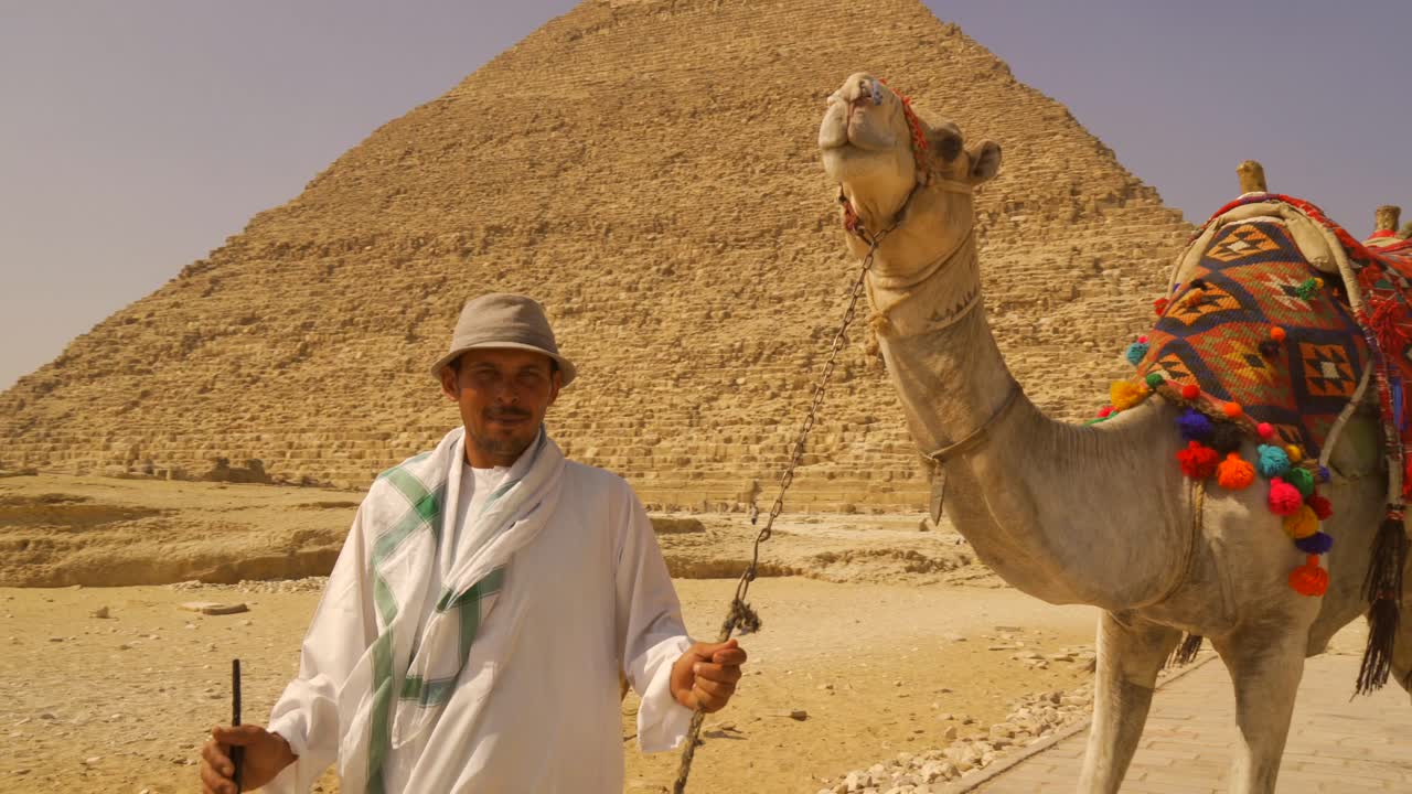 Uomo con cammello alle piramidi di Giza, Egitto