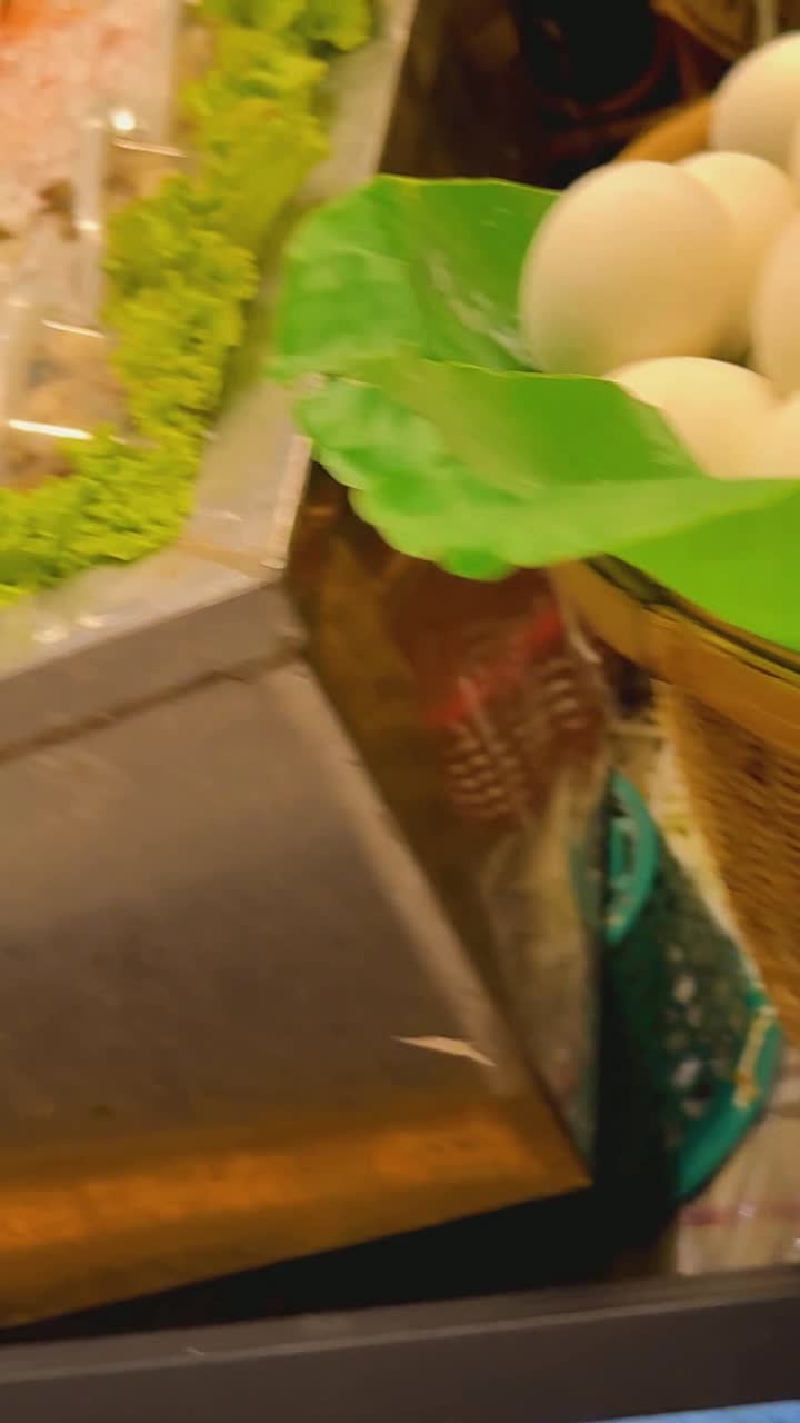 해산물, 향신료, 달 을 선보이는 활기찬 시장