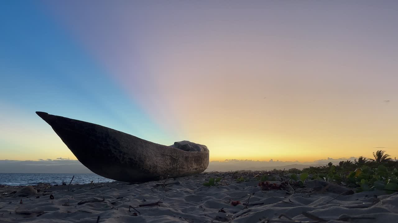 Barca tradizionale malgascia sulla spiaggia dopo il tramonto a Maroantsetra. Madagascar